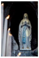 Uvlačiva kutija za krunicu s prikazom ukazanja i molitvenom karticom Lourdes