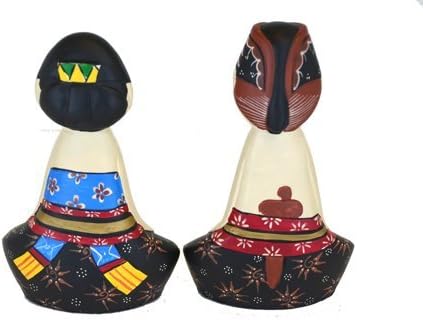 Ručno izrađena drvena figurica s motivima batika, par u tradicionalnim kostimima