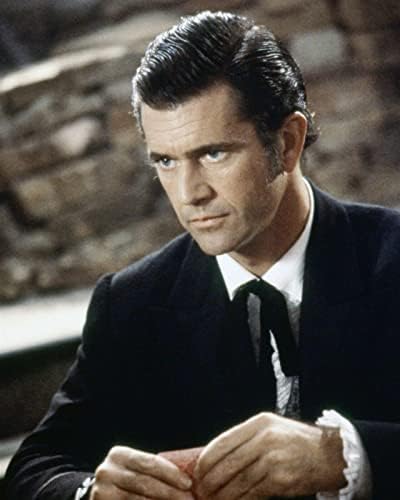 Mel Gibson Handome u crnoj jakni drži čipove za kockanje kao Maverick 8x10 fotografija